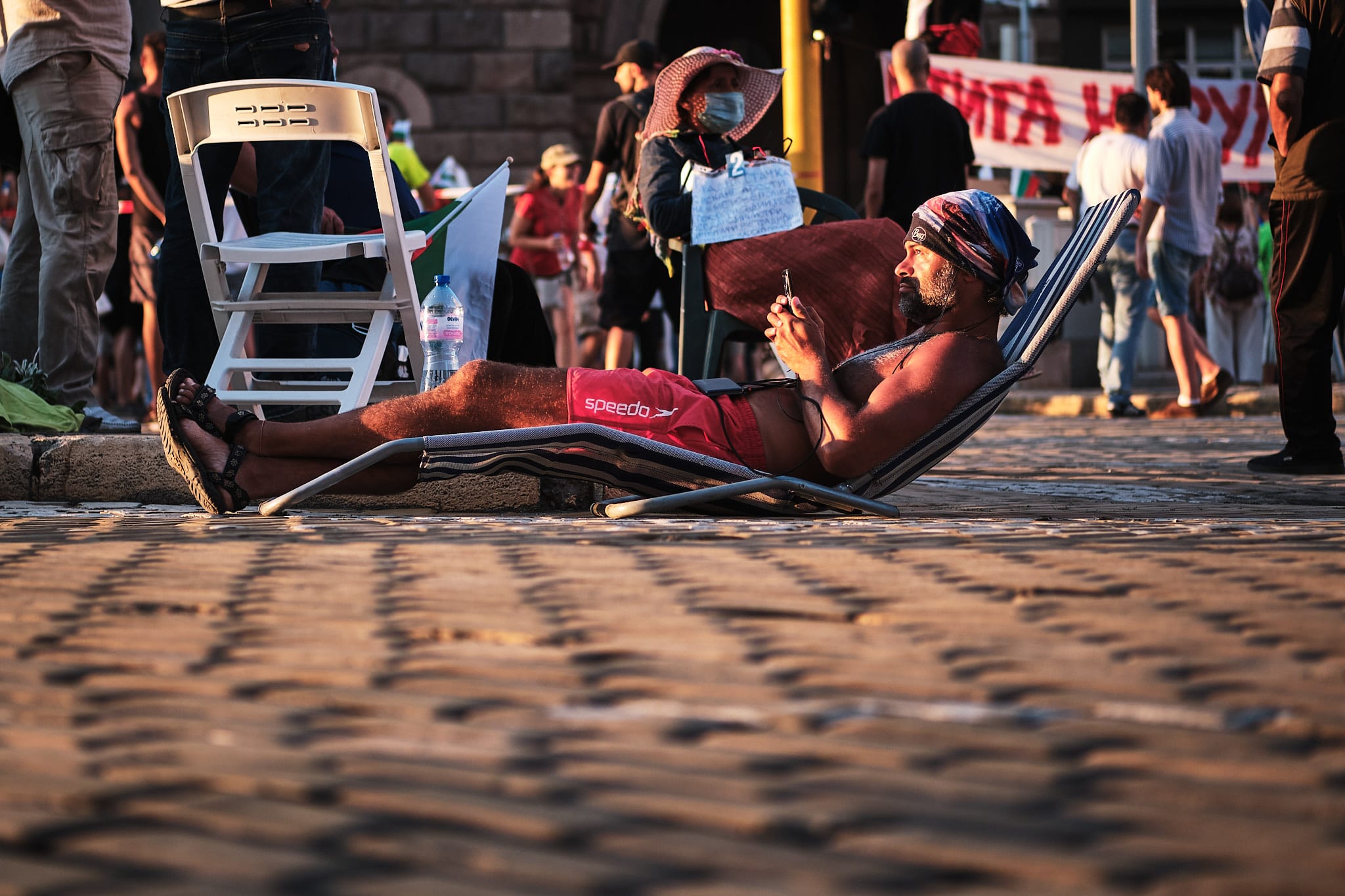 протест на залез